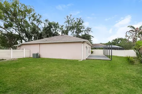 Exterior - 814 Coade Stone Dr, Seffner, FL 33584 photo 5 of 8