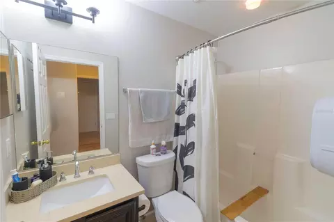 Bath - 11910 Mango Groves Blvd, Seffner, FL 33584 photo 1 of 1