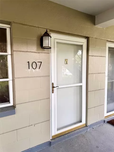 450 32nd Ave N #107W, Saint Petersburg, FL 33704