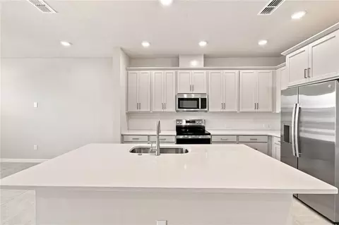 Kitchen - 5592 Coopers Hawk Ct, Saint Cloud, FL 34772 photo 4 of 5