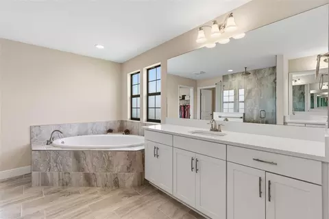 Bath - 12962 Steed Trace Loop, Lithia, FL 33547 photo 3 of 7