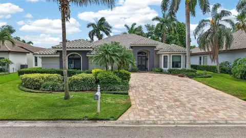 820 Sand Pine Dr NE, Saint Petersburg, FL 33703
