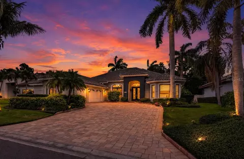 820 Sand Pine Dr NE, Saint Petersburg, FL 33703