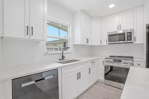 Kitchen - 529 Firefly Ln, Apollo Beach, FL 33572 photo 4 of 5