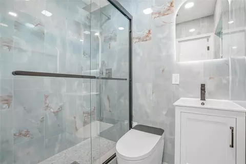 Bath - 529 Firefly Ln, Apollo Beach, FL 33572 photo 2 of 5