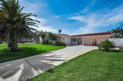 111 17th St, Belleair Beach, FL 33786