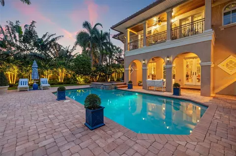 1124 Seville Ln NE, Saint Petersburg, FL 33704
