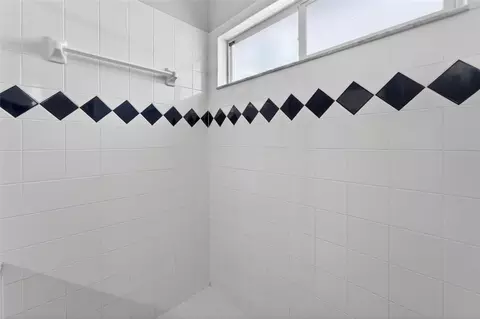 Bath - 418 Henderson Ave, Seffner, FL 33584 photo 9 of 10