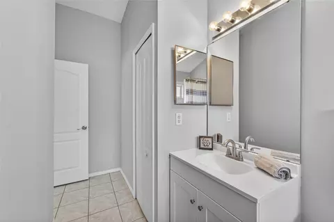 Bath - 418 Henderson Ave, Seffner, FL 33584 photo 2 of 10
