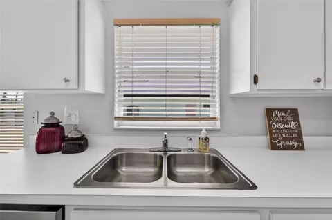 Kitchen - 418 Henderson Ave, Seffner, FL 33584 photo 6 of 6