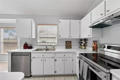 Kitchen - 418 Henderson Ave, Seffner, FL 33584 photo 3 of 6