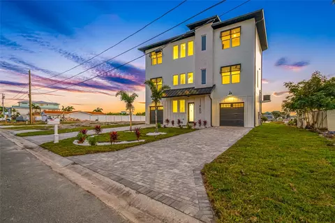 11460 7th St E, Treasure Island, FL 33706