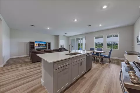 Kitchen - 12253 Cattleside Dr, Riverview, FL 33579 photo 6 of 8