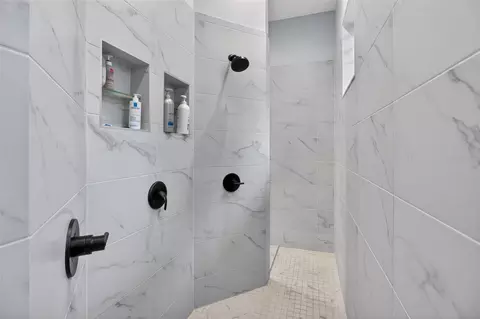 Bath - 11560 110th Ave, Largo, FL 33778 photo 3 of 6