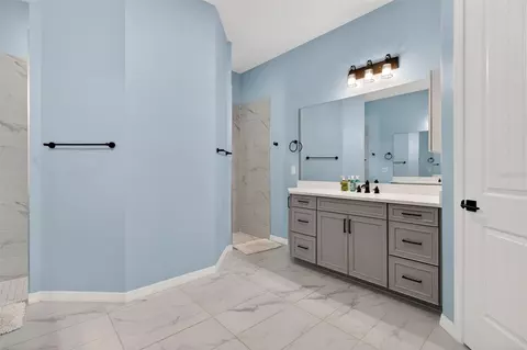 Bath - 11560 110th Ave, Largo, FL 33778 photo 2 of 6