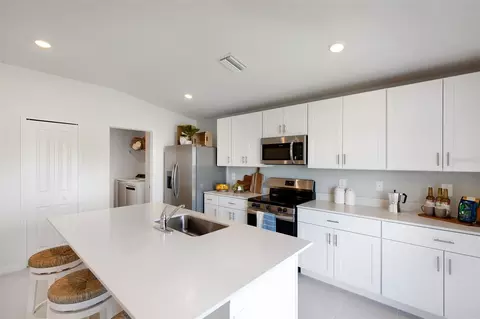 Kitchen - 3534 Ambersweet Xing, Parrish, FL 34219 photo 7 of 8