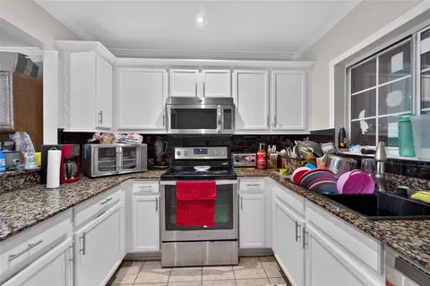 Kitchen - 10818 Brickside Ct, Riverview, FL 33579 photo 3 of 5