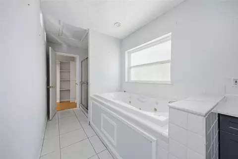 Bath - 11410 Thomas Rd, Seffner, FL 33584 photo 1 of 10