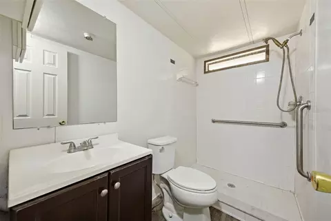 Bath - 11410 Thomas Rd, Seffner, FL 33584 photo 10 of 10