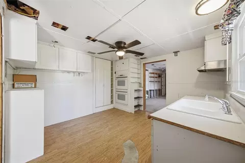 Kitchen - 11410 Thomas Rd, Seffner, FL 33584 photo 2 of 6