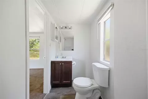 Bath - 11410 Thomas Rd, Seffner, FL 33584 photo 9 of 10