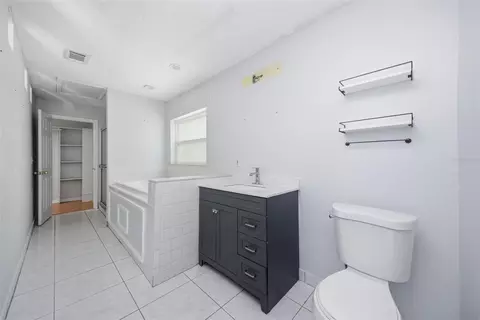 Bath - 11410 Thomas Rd, Seffner, FL 33584 photo 2 of 10