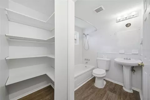 Bath - 11410 Thomas Rd, Seffner, FL 33584 photo 6 of 10