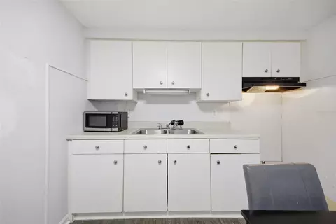 Kitchen - 11410 Thomas Rd, Seffner, FL 33584 photo 1 of 6