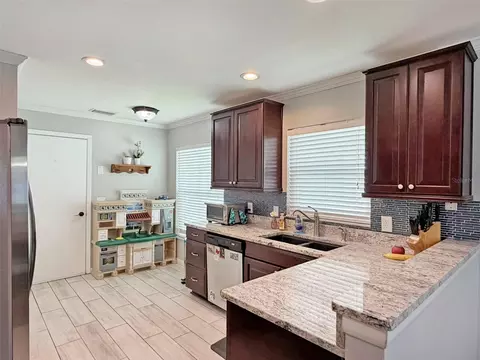 8521 Misty River Ct, Tampa, FL 33637