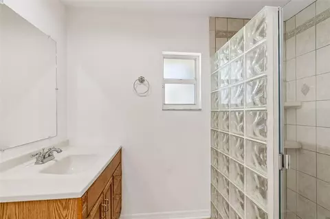 Bath - 2959 Maple Ct, Dunedin, FL 34698 photo 4 of 6