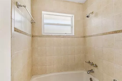 Bath - 2959 Maple Ct, Dunedin, FL 34698 photo 3 of 6