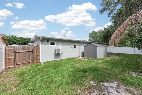 Exterior - 5127 Pine St, Seffner, FL 33584 photo 5 of 9