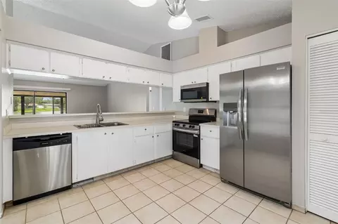 Kitchen - 11318 Blackbark Dr, Riverview, FL 33579 photo 2 of 3