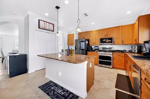 Kitchen - 11384 Walden Loop, Parrish, FL 34219 photo 4 of 5