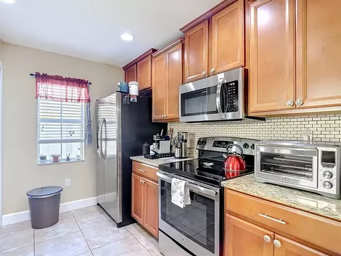 Kitchen - 9838 Trumpet Vine Loop, Trinity, FL 34655 photo 3 of 4