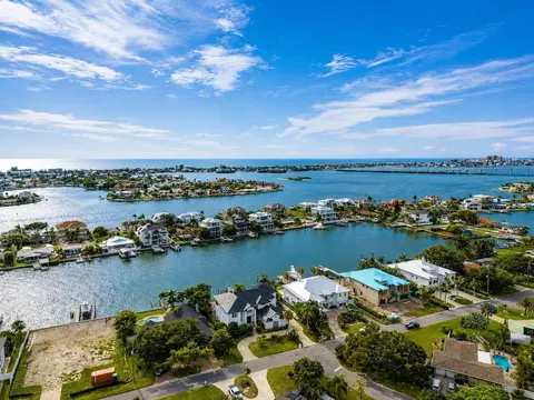 View/Area - 810 Allamanda Dr, Largo, FL 33770 photo 2 of 4