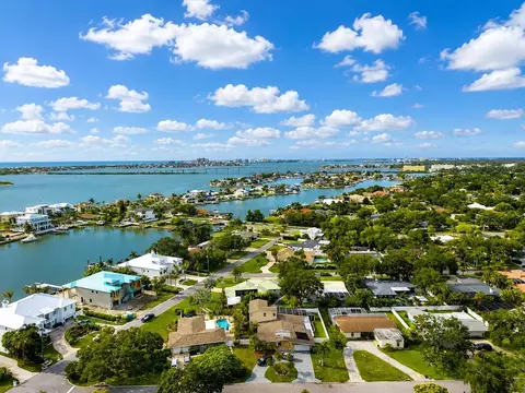 View/Area - 810 Allamanda Dr, Largo, FL 33770 photo 1 of 4