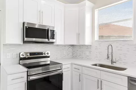 Kitchen - 5424 Hammock View Ln, Apollo Beach, FL 33572 photo 4 of 4