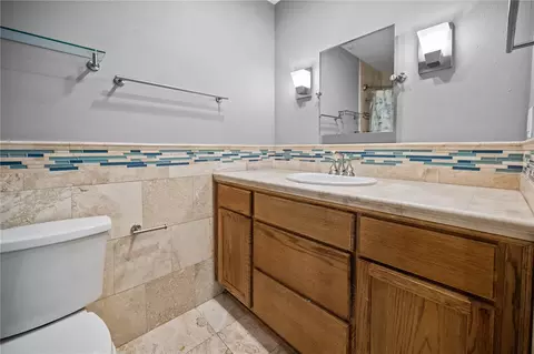 Bath - 2015 Ronald Cir, Seffner, FL 33584 photo 4 of 5