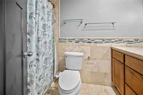 Bath - 2015 Ronald Cir, Seffner, FL 33584 photo 3 of 5