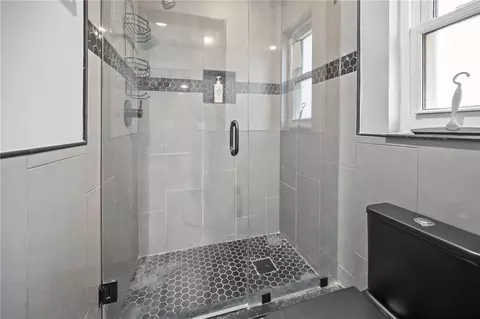 Bath - 2015 Ronald Cir, Seffner, FL 33584 photo 2 of 5
