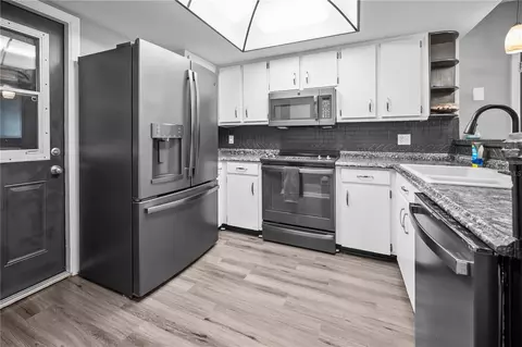 Kitchen - 2015 Ronald Cir, Seffner, FL 33584 photo 2 of 3