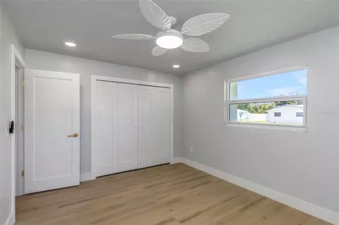 Bedroom - 10216 Spoonbill Rd E, Bradenton, FL 34209 photo 4 of 7