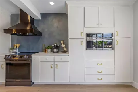 Kitchen - 10216 Spoonbill Rd E, Bradenton, FL 34209 photo 7 of 8