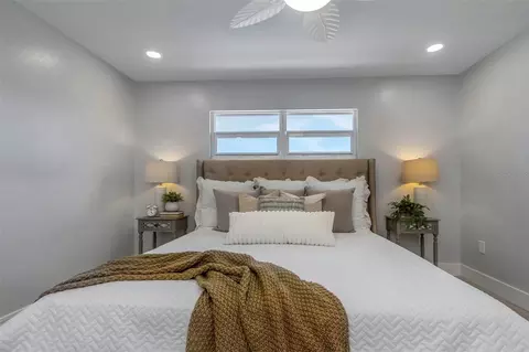 Bedroom - 10216 Spoonbill Rd E, Bradenton, FL 34209 photo 1 of 7