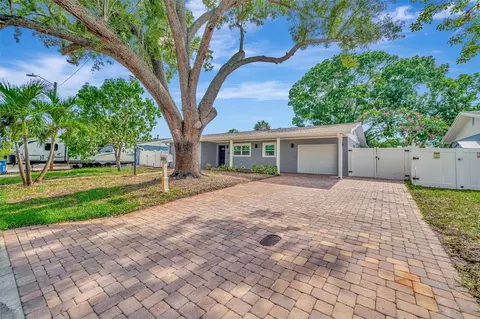 7454 Locust St NE, Saint Petersburg, FL 33702