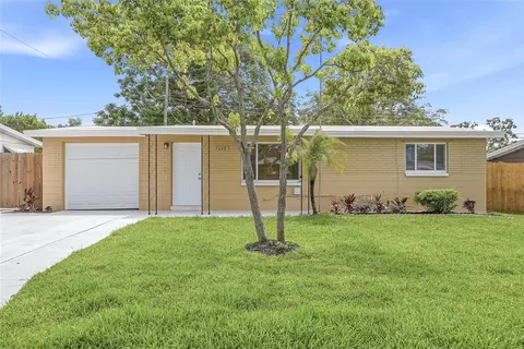 2048 Hess Dr, Holiday, FL 34691