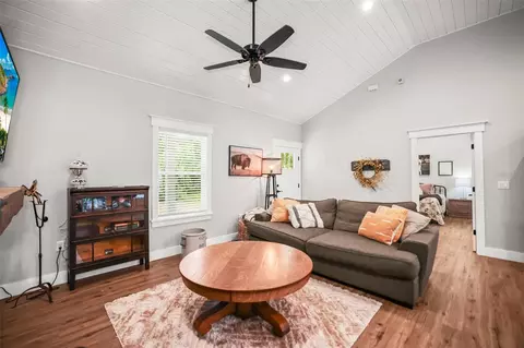 Living - 7218 Southeast Ave, Webster, FL 33597 photo 2 of 4