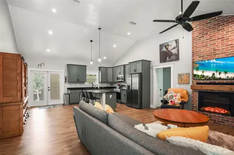 Living - 7218 Southeast Ave, Webster, FL 33597 photo 4 of 4