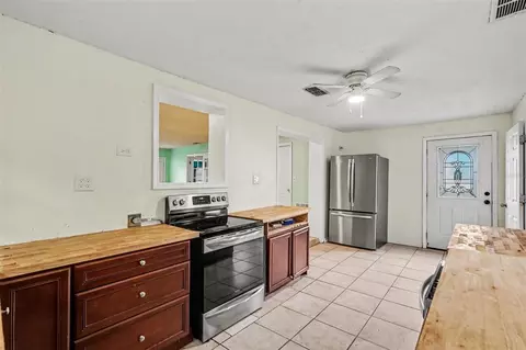 Kitchen - 7206 Alafia Dr, Riverview, FL 33578 photo 2 of 3